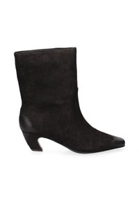 Bottes noires en daim à chevilles avec un bout pointu, un talon bas et carré, une texture lisse et un design minimaliste. Pas de matériel ou d'accents visibles.