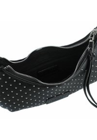 Clutch de cuero negro con tachuelas plateadas, cierre de cremallera, superficie texturizada y bolsillo interior. Cuenta con una correa para llevar.