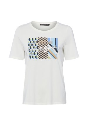 Weißes T-Shirt mit kurzen Ärmeln, versehen mit geometrischen Mustern in Blau, Beige und Schwarz sowie dem Text "JUST BE Imagine" auf der Vorderseite.
