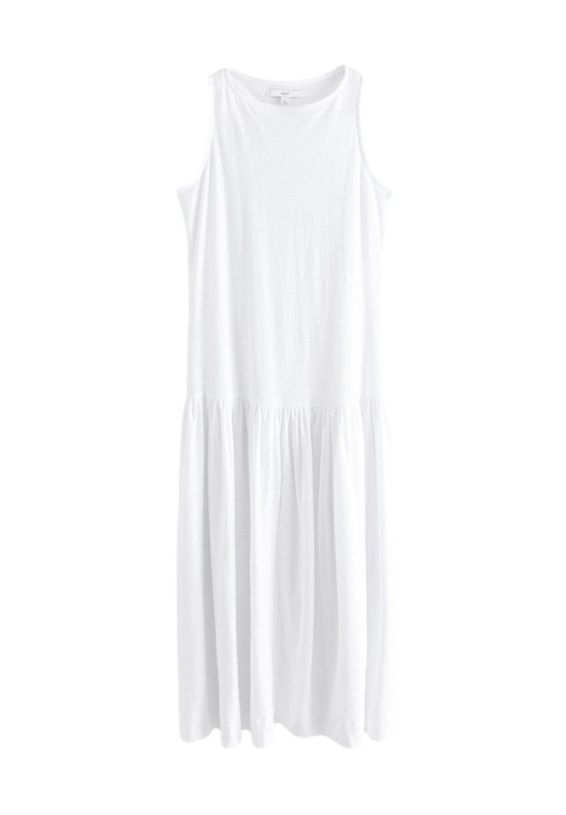 Robe midi blanche sans manches avec encolure ronde et détail de jupe froncée suspendue contre un fond blanc.
