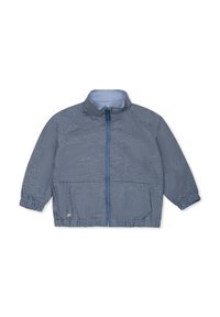 Giacca leggera blu con zip frontale, polsini elasticizzati e tessuto texturizzato. Presenta un colletto e due tasche frontali.