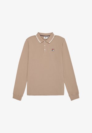 Beige polo shirt met lange mouwen, drie knopen, witte gestreepte kraag en een klein rood, wit en marineblauw logo op de borst.