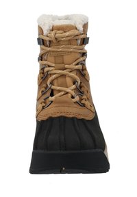 Botas de invierno marrones y negras con forro de piel sintética, diseño de cordones, suela de goma, parte superior texturizada y puntera reforzada.