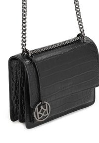Czarna torebka z faux krokodylej skóry z srebrnym paskiem na ramię, z klapką i okrąłym logo na przodzie. Teksturowana powierzchnia.