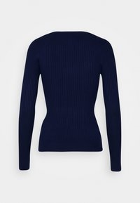 Pull en maille côtelée bleu marine foncé à manches longues, taille cintrée et encolure ronde, vu de dos.