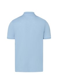 Helles blaues Poloshirt mit klassischem Kragen, kurzen Ärmeln und einem weichen, strukturierten Stoff. Verfügt über einen geraden Saum und minimalistische Details.
