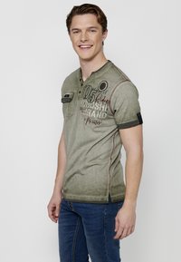 Koroshi SHORT SLEEVE  - Marškinėliai su spaudiniu - kaki   khaki
