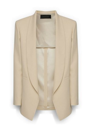 Blazer beige a medida con una textura suave, parte delantera abierta y cuello tipo chal. Presenta un corte ajustado y detalles sutiles en los bolsillos.