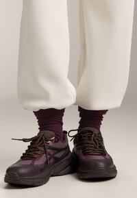 OYSHO Matalavartiset tennarit - bordeaux