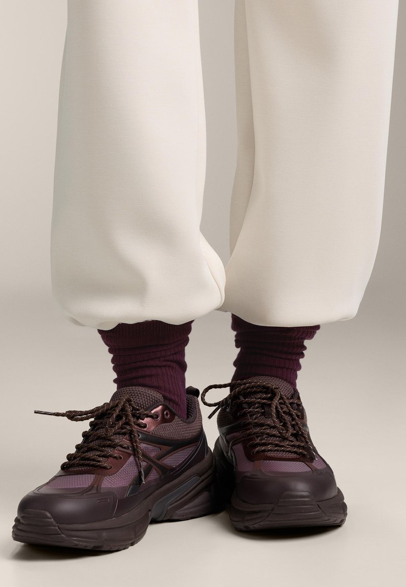 OYSHO Matalavartiset tennarit - bordeaux