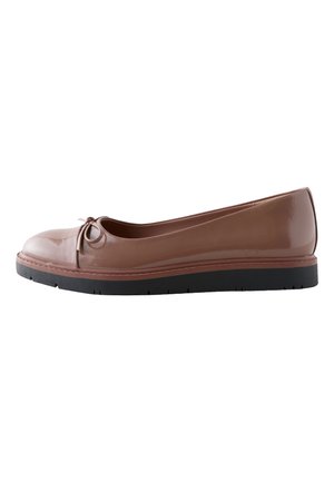 Pantof plat maro din piele lacuită cu vârf rotund, fundă decorativă și talpă groasă din cauciuc negru, văzut din lateral.