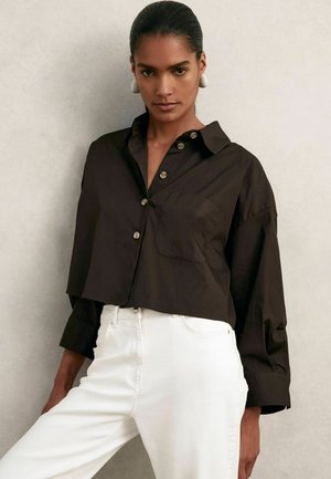 REGULAR FIT CROPPED  - Skjortebluser - chocolate brown