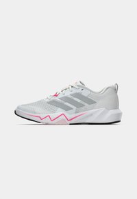 Scarpa da ginnastica grigio chiaro con tomaia testurizzata, dettagli rosa e suola a zigzag. Presenta tre strisce argento sul lato.