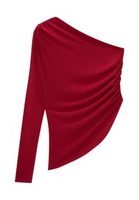 Haut asymétrique rouge à manches longues avec une épaule dénudée et un tissu drapé rassemblé sur le côté droit.