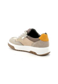 Sneaker beige con materiali in camoscio e rete, caratterizzato da una suola bianca, sovrapposizioni testurizzate, cerniera laterale e un accento giallo sul tallone.