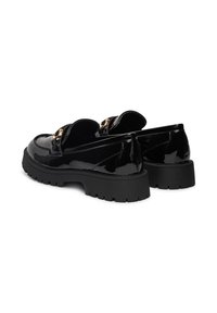 Czarne lakierowane loafersy na chunkowej czarnej podeszwie, z akcentem w złotym kolorze i zaokrągloną linią na otworze.