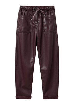 Bordeaux faux leren broek met een elastische tailleband, verstelbaar trekkoord en twee voorkets. Glad textuur, tapse pijp ontwerp.