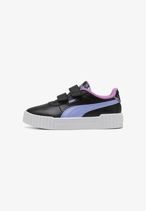 Baskets noires Puma avec une rayure et une doublure violet clair, deux bandes Velcro, et une semelle épaisse blanche rainurée, vues de profil.