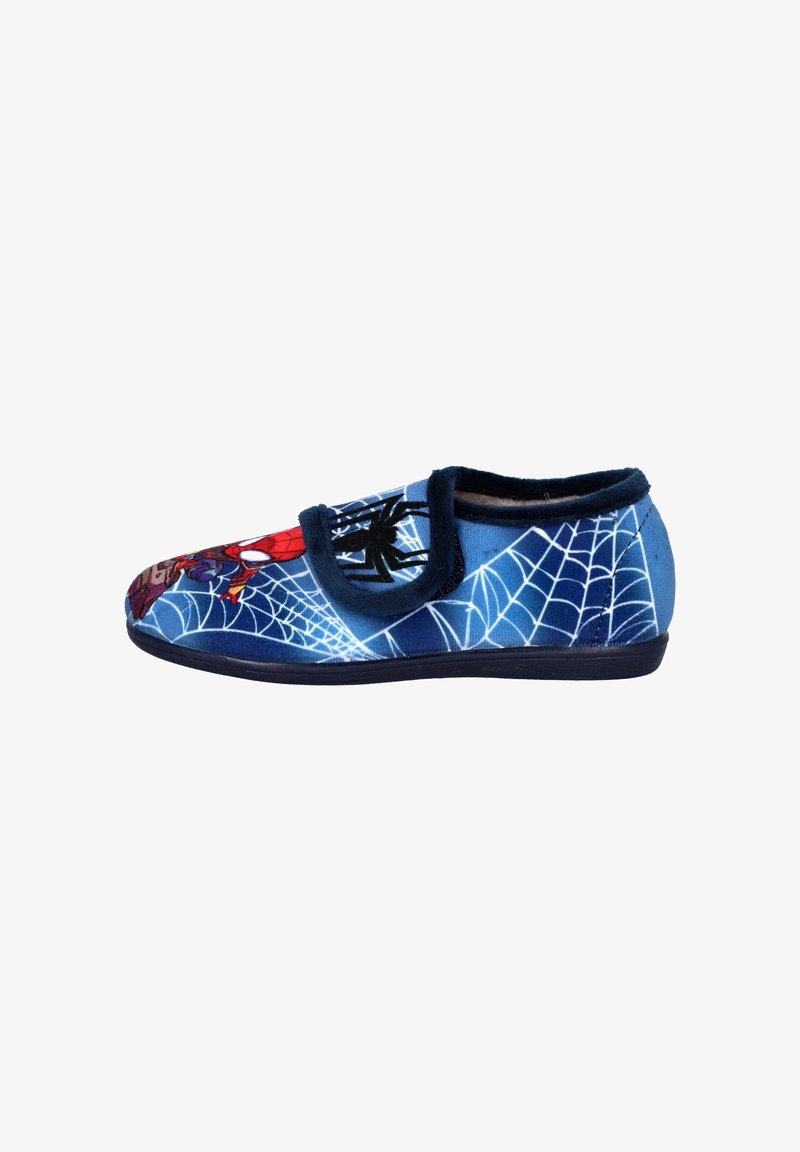 Zapatilla de tela azul con diseño de Spider-Man, detalles en rojo, gráfico de araña negra y patrón de telaraña en blanco, textura suave, estilo sin cordones.