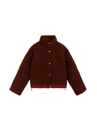 Chaqueta acolchada en rojo oscuro con cuello alto, dos bolsillos delanteros, botones a presión dorados y un patrón texturizado en toda la prenda.