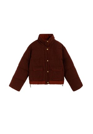 Chaqueta acolchada en rojo oscuro con cuello alto, dos bolsillos delanteros, botones a presión dorados y un patrón texturizado en toda la prenda.