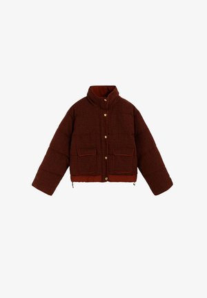 Chaqueta acolchada en rojo oscuro con cuello alto, dos bolsillos delanteros, botones a presión dorados y un patrón texturizado en toda la prenda.
