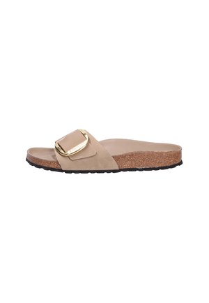 Sandalo beige senza chiusura con una fascia larga, dotato di una fibbia color oro. Soletta in sughero e suola in gomma nera testurizzata.