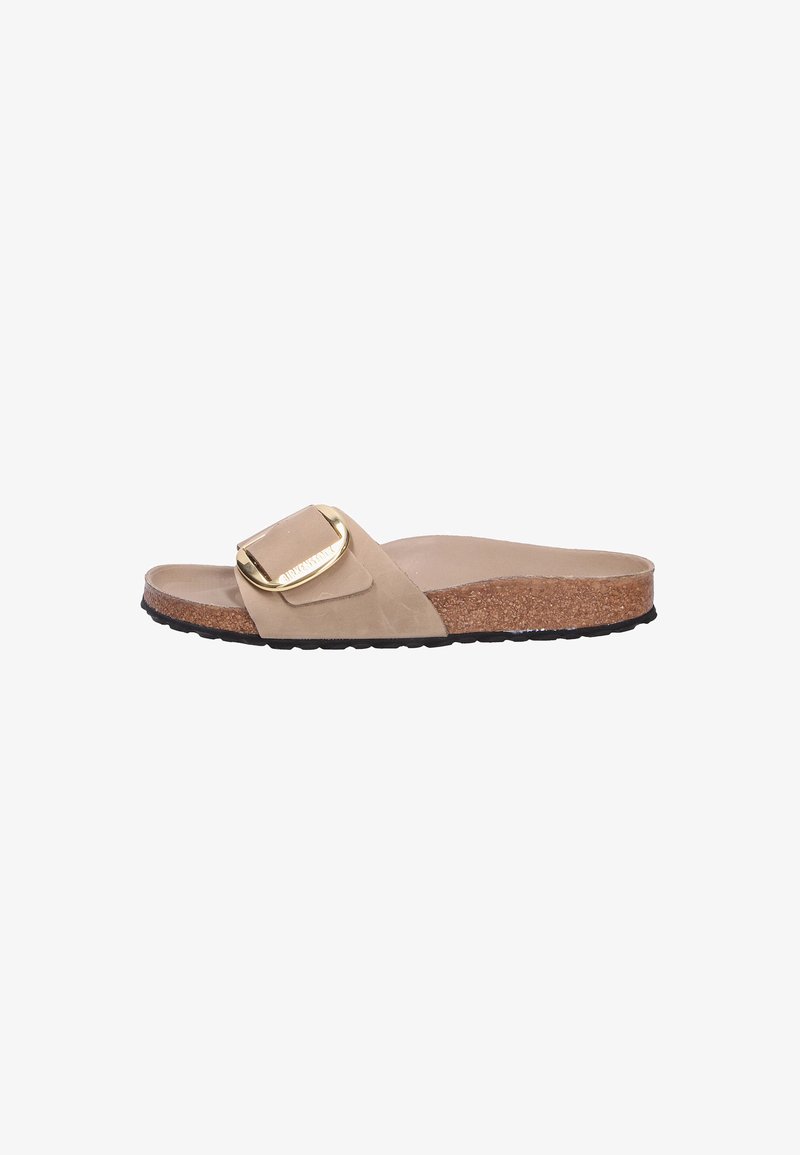 Sandalo beige senza chiusura con una fascia larga, dotato di una fibbia color oro. Soletta in sughero e suola in gomma nera testurizzata.