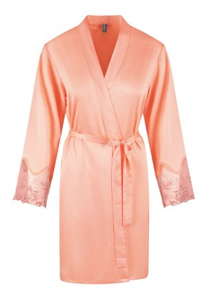 Pfirsichsatin-Kimono-Robe mit langen Ärmeln, Spitzenbesatz an den Bündchen und einem passenden Gürtel. Glatte Textur und Wickeldesign.