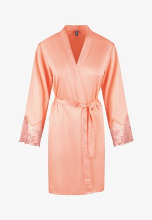 Kimono in satin pesca con maniche lunghe, bordo in pizzo sui polsini e una cintura coordinata. Texture liscia e design avvolgente.