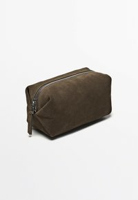 Hnědá semišová obdélníková taštička s horním zipovým uzávěrem, která má texturovaný povrch a minimalistický design.