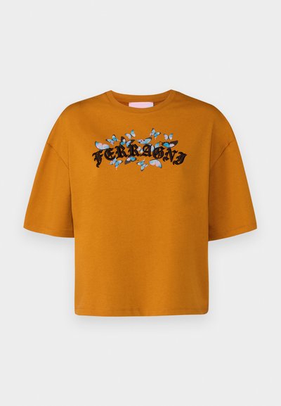 Πορτοκαλί oversized T-shirt από βαμβάκι με κοντά μανίκια. Δίνει έμφαση σε μαύρο κείμενο "FERRAGAMO" και πολύχρωμα γραφικά πεταλούδων στο μπροστινό μέρος.
