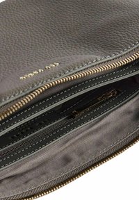 Clutch in pelle grigia con hardware dorato, dotata di chiusura a zip e numerosi scomparti interni. L'interno include un ulteriore tasca con zip.