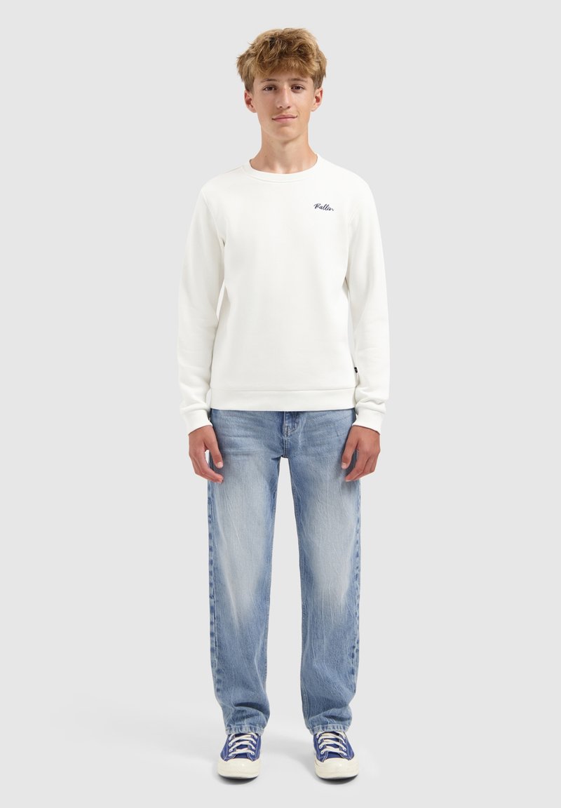 Witte sweatshirt met ribgebreide boorden, voorzien van een klein blauw logo. Gecombineerd met lichtblauwe rechte jeans en blauwe sneakers. Eenvoudig ontwerp.