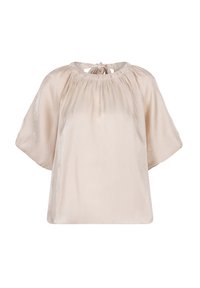 Beige blouse met een hoge halslijn en een striksluiting aan de achterkant. Heeft korte, brede mouwen en een gladde, licht glanzende stoftextuur.
