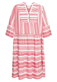 Weißes Baumwollkleid mit roten geometrischen Mustern, V-Ausschnitt und dreiviertelärmeln, lockerer Passform und gerafftem Taillenbereich.