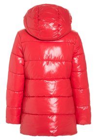 Röd puffjacka med en glänsande yta, med huva, långa ärmar och kviltat mönster. Designen är utan dragkedja och har en avslappnad passform.