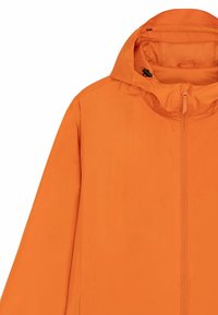 Veste à capuche orange vif avec fermeture éclair frontale et cordon de serrage réglable au niveau de la capuche, montrée de la partie supérieure du torse jusqu'à la manche.