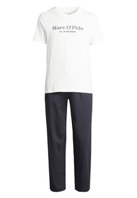Weißes Baumwoll-T-Shirt mit schwarzem "Marc O'Polo EST. IN STOCKHOLM"-Aufdruck, kombiniert mit navyblauen Hosen, beide im lässigen Schnitt und mit glatter Textur.
