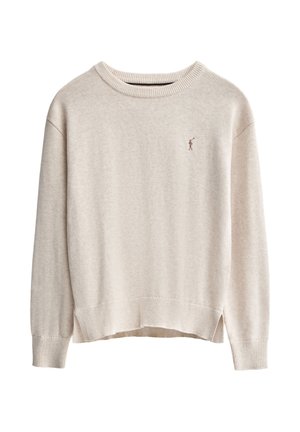 Beige sweater met een ribgebreide halslijn, lange mouwen en een iets cropped zoom. Bevat een klein logo op de borst. Zachte textuur.