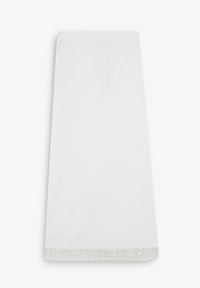 Vêtement en tissu blanc avec un design droit, présentant une bordure en dentelle texturée en bas. Texture lisse, style minimaliste.