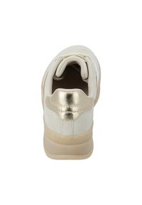 Baskets crème avec un accent doré sur le talon, en daim et en maille, bout rond et semelle en caoutchouc texturé.
