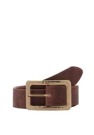 Ceinture en cuir marron enroulée avec une grande boucle rectangulaire en laiton et des coutures visibles le long des bords sur fond blanc.