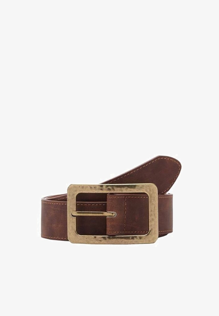 Ceinture en cuir marron enroulée avec une grande boucle rectangulaire en laiton et des coutures visibles le long des bords sur fond blanc.