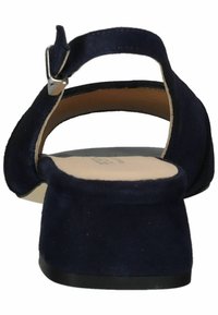 Sandalo con tacco alto in camoscio blu navy, dotato di una fascia alla caviglia regolabile, punta arrotondata e suola liscia.