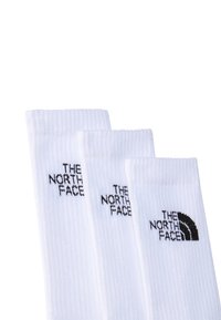 Witte geribde sokken met het "THE NORTH FACE" logo in zwart. Drie paar gestapeld, gemaakt van een textuur katoenmix.