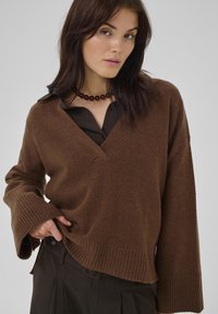 My Essential Wardrobe HUXI V-NECK - Maglione - tobacco brown