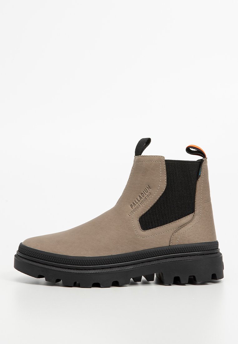 Grau Wildleder Stiefelette mit elastischen Seitenpaneelen, Gummisohle und leichtem Absatz. Mit Branding an der Seite und einer Lasche zum Anziehen.