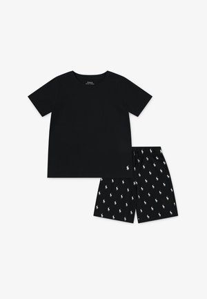 Tricou negru din bumbac cu mâneci scurte, asortat cu pantaloni scurți negri cu un model repetat cu logo alb. Aranajare în planșă.