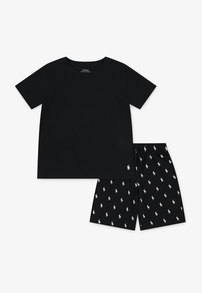 Tricou negru din bumbac cu mâneci scurte, asortat cu pantaloni scurți negri cu un model repetat cu logo alb. Aranajare în planșă.